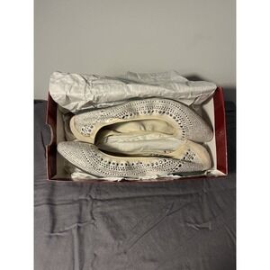 Women's 9 Hush Puppies Chaste ballet flats cream silver studded Bedazzled Boho